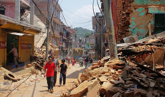 Rubble-strewn streets of Chautara in central Nepal May 2015 © IOM 2015 via Flickr (CC BY-NC-ND 2.0)