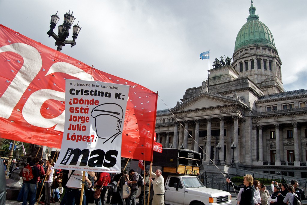 Nuevo Mas banners at Plaza Congreso