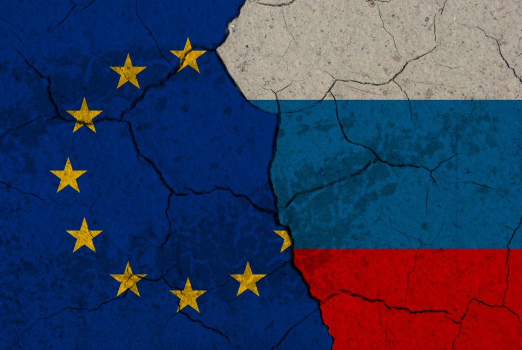 Picture: Cracked EU vs Russia flags. Ukrainian crisis conceptual image. Foto: Bröckelnde Flaggen der EU und Russland.