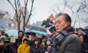 Moon Jae-in at a rally in Seoul, by Jee Su Na, via flickr.com, CC BY-NC-ND 2.0
